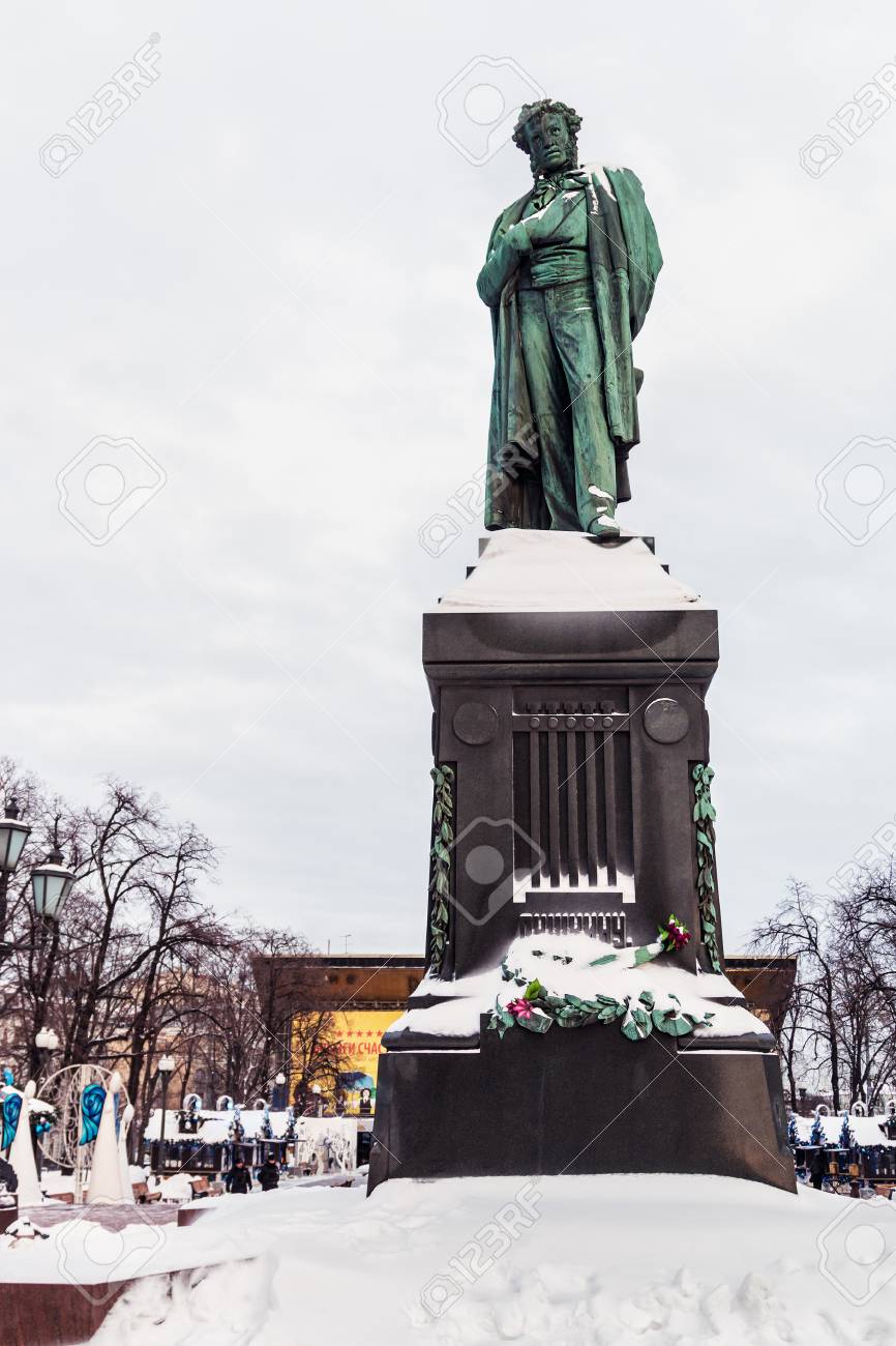 ロシアの詩人プーシキン広場 モスクワ ロシアのアレクサンドル プーシキン記念碑 詩人に焦点を当てる の写真素材 画像素材 Image