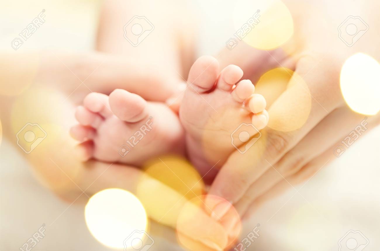母の手に赤ちゃんの足 女性のハート形の手の上に小さな新生児の足クローズアップ ママと子供ハッピーファミリーコンセプト マタニティの美しい概念イメージ の写真素材 画像素材 Image 母の手に赤ちゃんの足 女性のハート形の手の上に小さな新生児の足クローズアップ ママと子供ハッピーファミリーコンセプト マタニティの美しい概念イメージ の写真素材 画像素材 Image