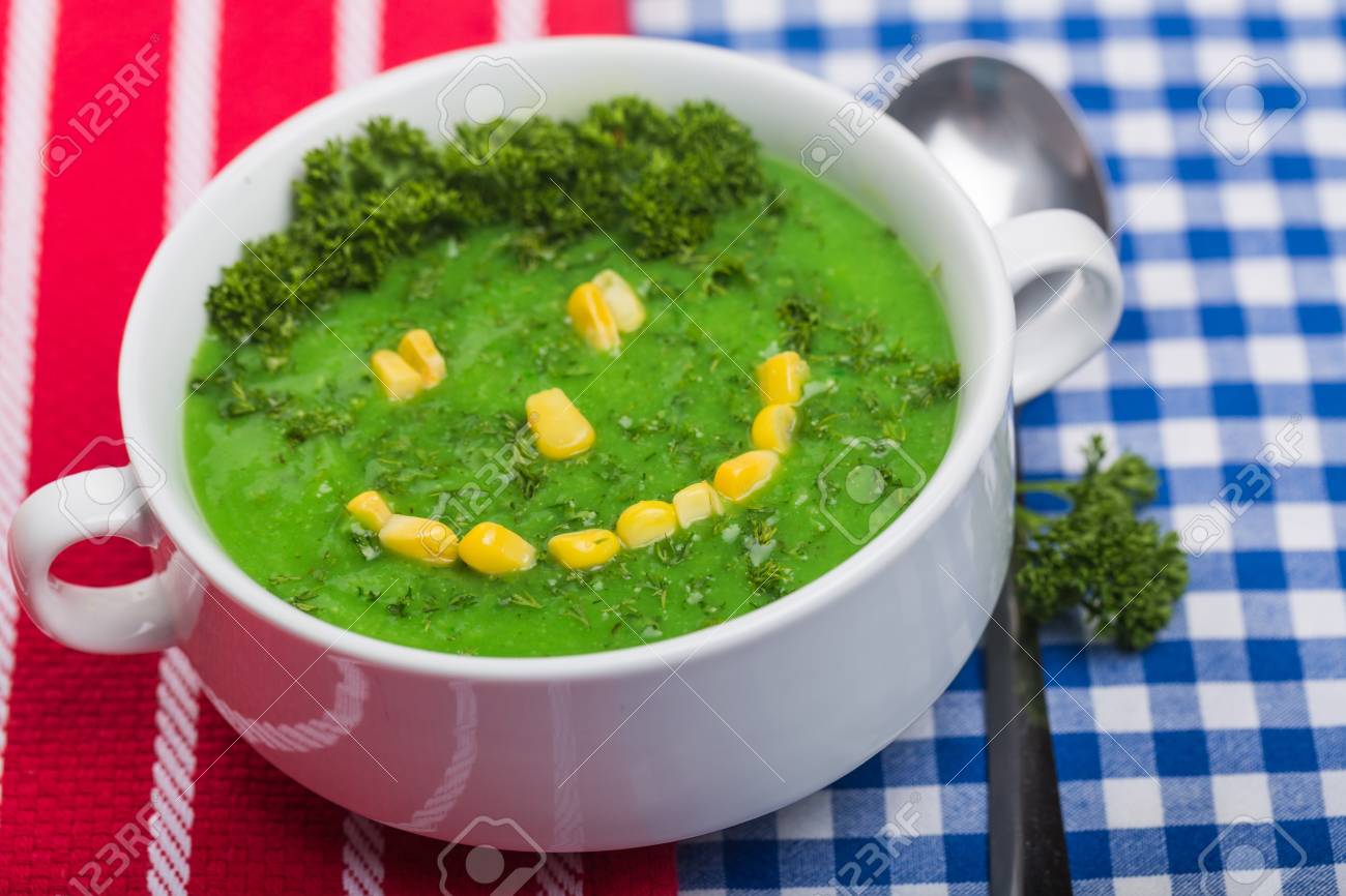 Lustige Gesunde Suppe Mit Spinat Fur Kinder Lizenzfreie Fotos Bilder Und Stock Fotografie Image