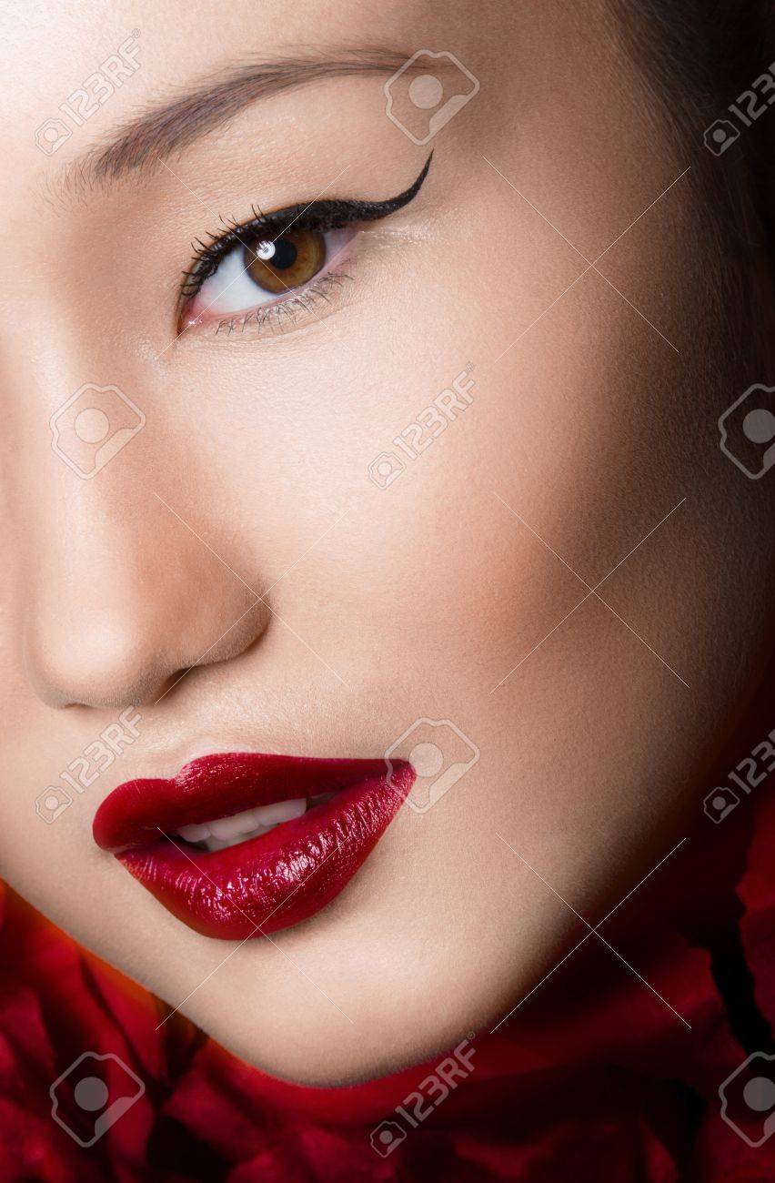 アジア女性をクローズ アップ グラマーのメイクアップと赤い唇 スタジオ ファッション撮影 の写真素材 画像素材 Image