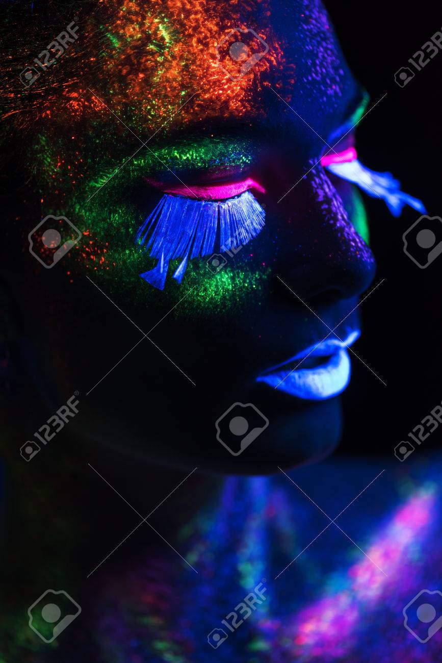 蛍光塗料のメイクで官能的な女性 クローズ アップ 発光塗料 暗い背景 の写真素材 画像素材 Image
