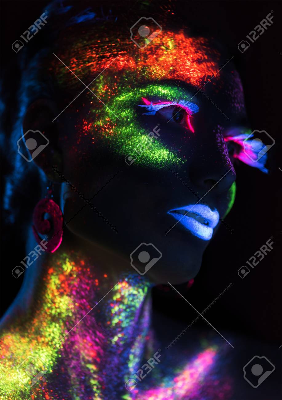 蛍光塗料化粧面を見ての官能的な女性 発光塗料 暗い背景コピー スペースと の写真素材 画像素材 Image