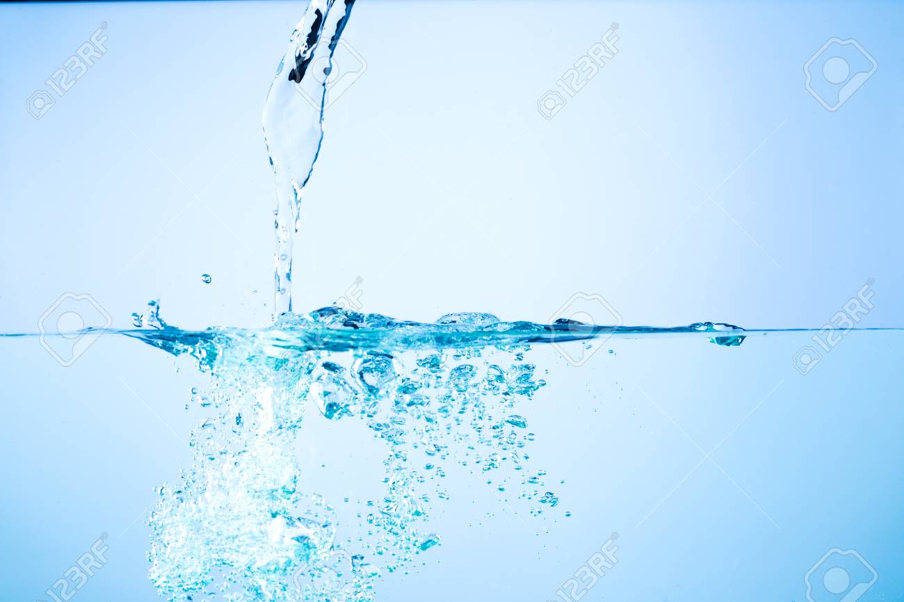 Eau Qui Coule Gouttes Sprays Eclaboussures Sur Un Fond Neutre Banque D Images Et Photos Libres De Droits Image