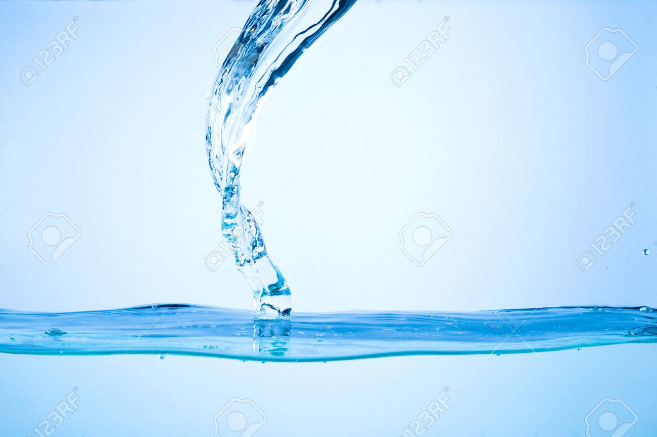 Eau Qui Coule Gouttes Sprays Eclaboussures Sur Un Fond Neutre Banque D Images Et Photos Libres De Droits Image