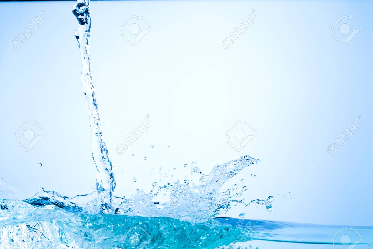 Eau Qui Coule Gouttes Sprays éclaboussures Sur Un Fond Neutre