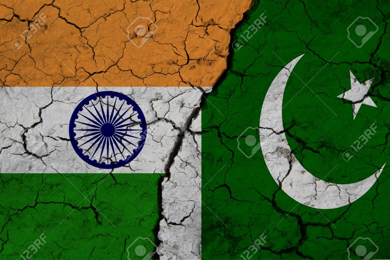 금이 간 땅을 배경으로 인도 국기와 파키스탄 국기의 근접 촬영 보기. 전쟁 위기의 개념과 인도와 파키스탄의 대결. 로열티 무료 사진,  그림, 이미지 그리고 스톡포토그래피. Image 138931581