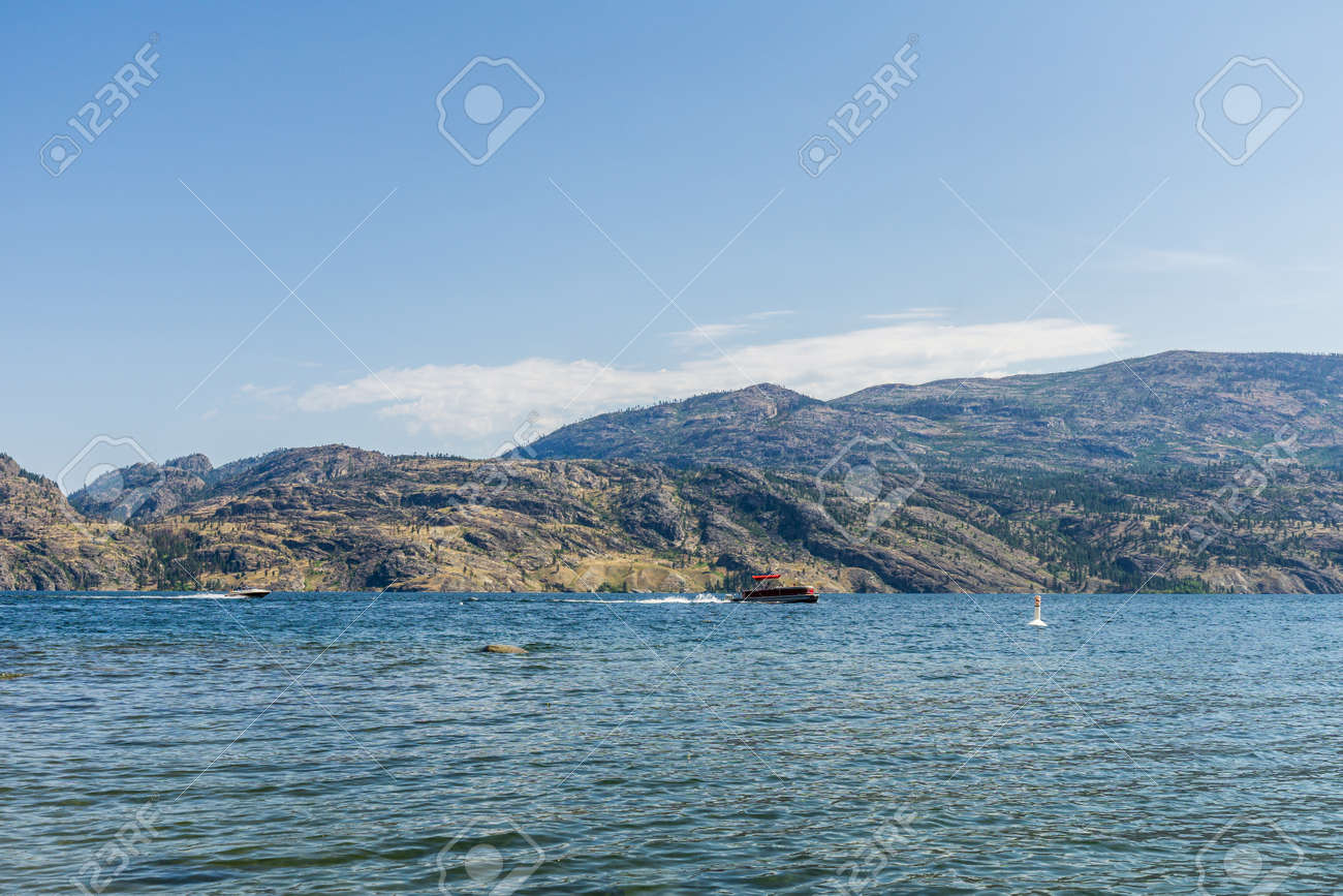 Okanagan Lake View At Summer Time With Blue Sky British Columbia Canadaの写真素材 画像素材image