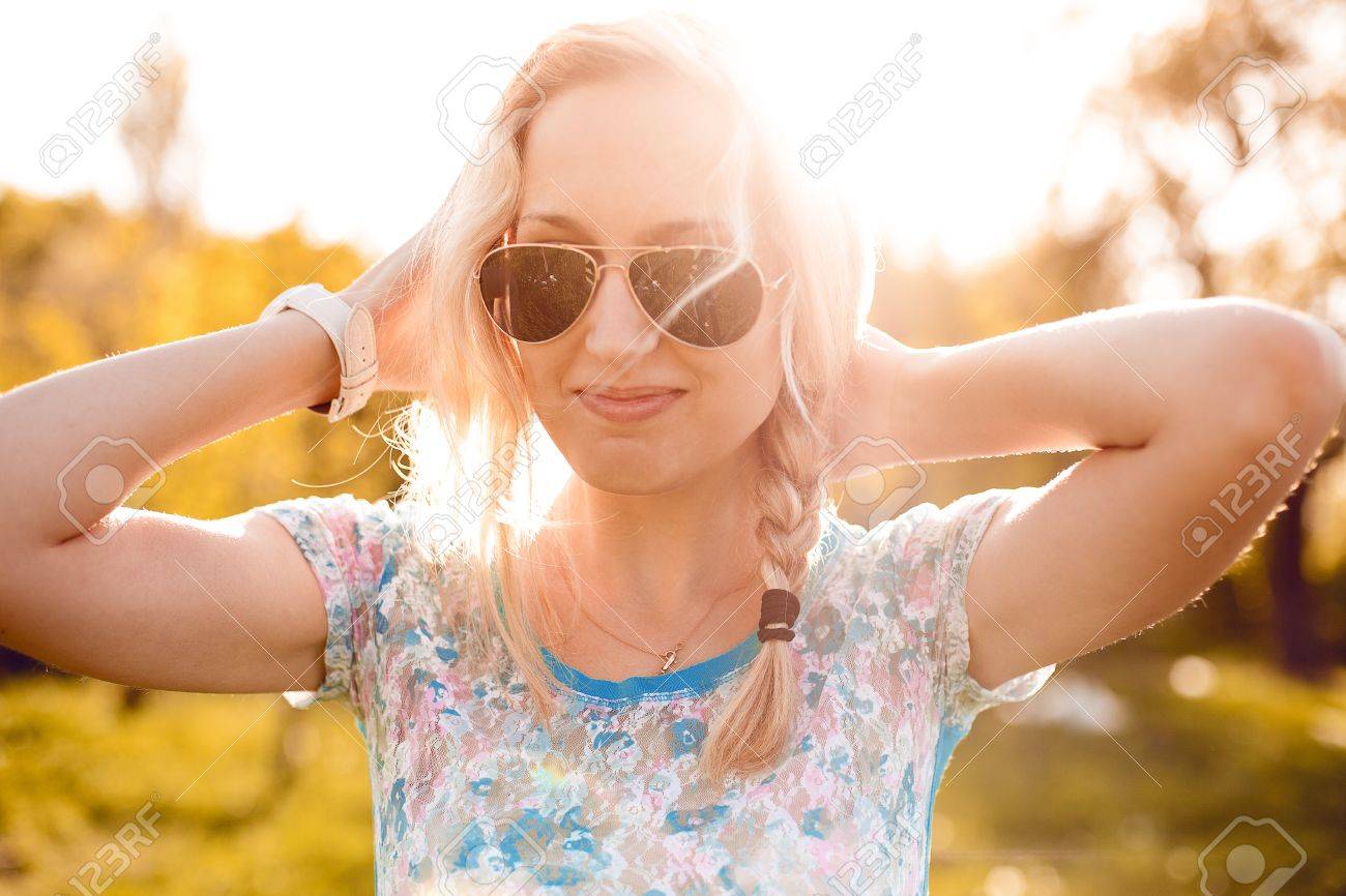日差しの中でサングラスの若い金髪美女 の写真素材 画像素材 Image