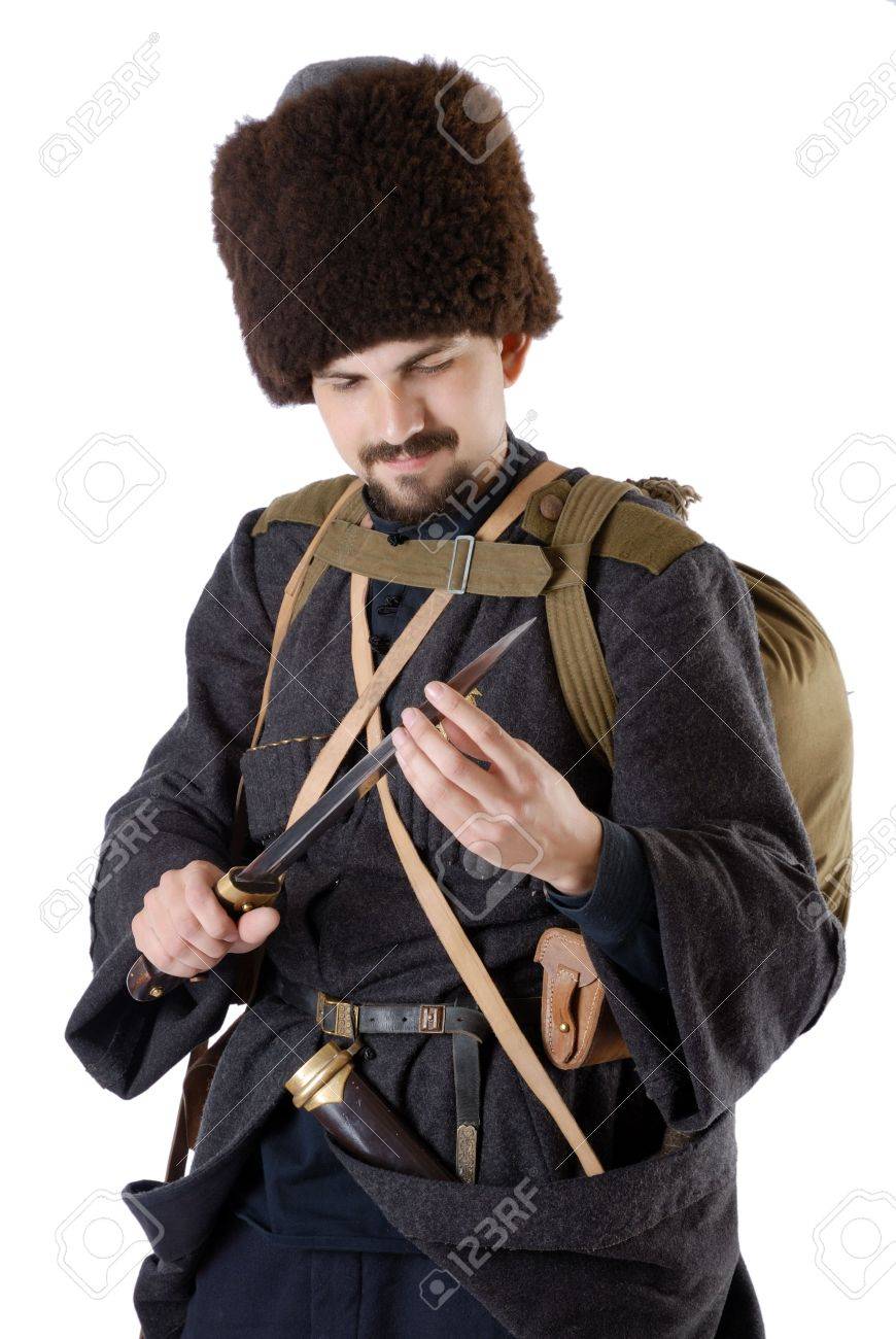 若い男を時間最初の世界大戦のロシアの足コサックのヴィンテージの制服を着ています ロシア Cossak の短剣を通しています 彼はウールの後期型オーバー コート 毛皮帽とブーツを着ています 彼は運ばれた軍装置です の写真素材 画像素材 Image 若い男を時間最初の世界大戦のロシアの足コサックのヴィンテージの制服を着ています ロシア Cossak の短剣を通しています 彼はウールの後期型オーバー コート 毛皮帽とブーツを着ています 彼は運ばれた軍装置です の写真素材 画像素材 Image