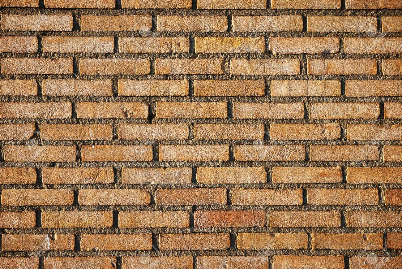 レンガの壁は薄い茶色のレンガとセメントの厚い層から成っています の写真素材 画像素材 Image