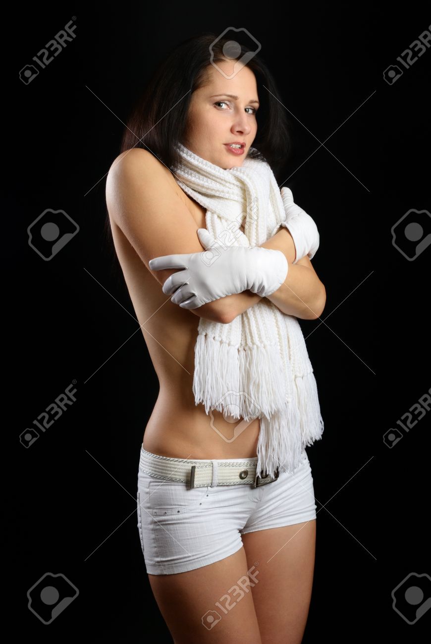 Mujer Desnuda Se Siente Frío Y Abrazando A Sí Misma. Ella Está Usando Una  Bufanda Caliente En El Cuello, Pantalones Y Guantes. Fotos, retratos,  imágenes y fotografía de archivo libres de derecho.