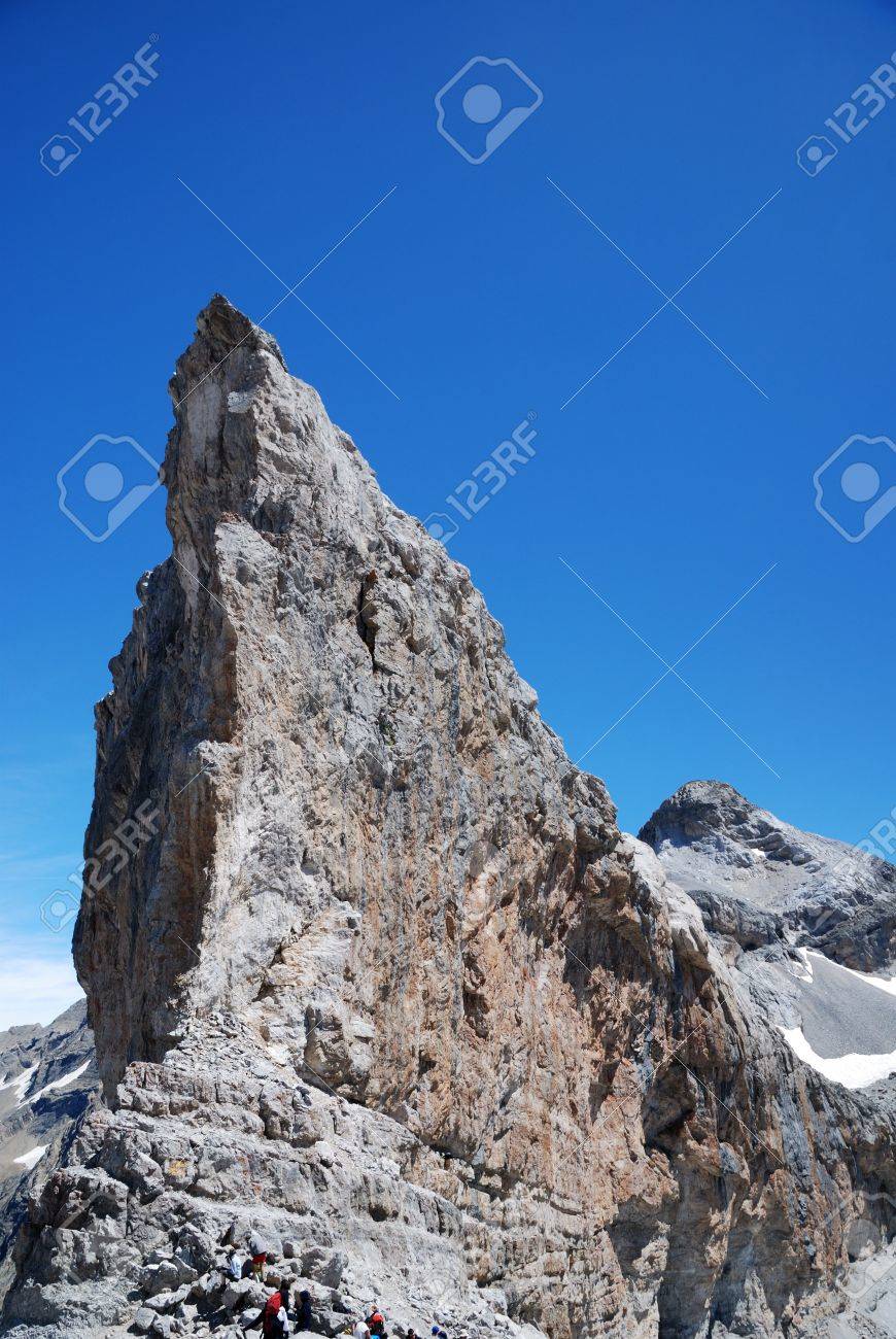 ラ ブルシュ デ コングレは ピレネー山脈でガヴァルニーの絶壁で自然なギャップです ピークに近い観光客が登っています の写真素材 画像素材 Image