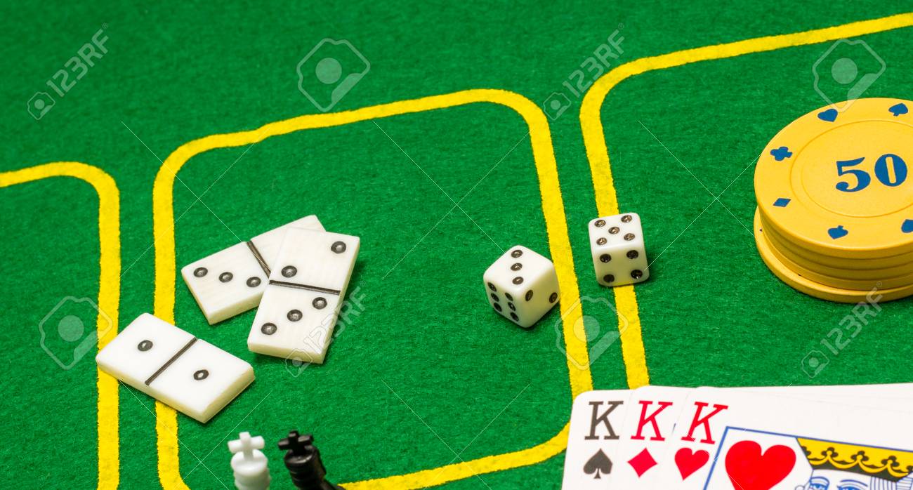 ボードゲーム トランプ チップ サイコロ ドミノ チェスの駒のアクセサリー の写真素材 画像素材 Image