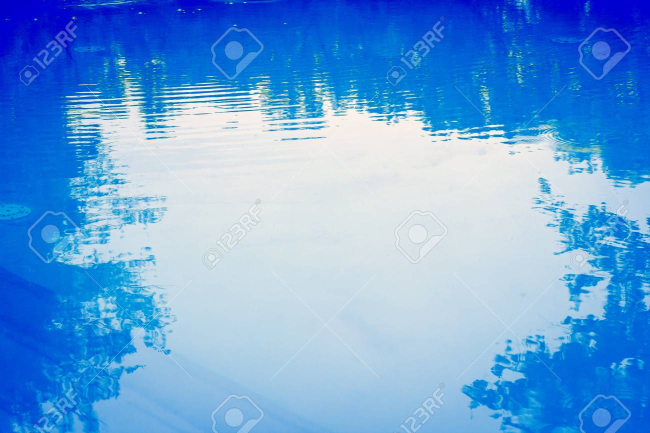 美しいプールの水面を背景の木の枝の反射を持つテクスチャーを青 の写真素材 画像素材 Image