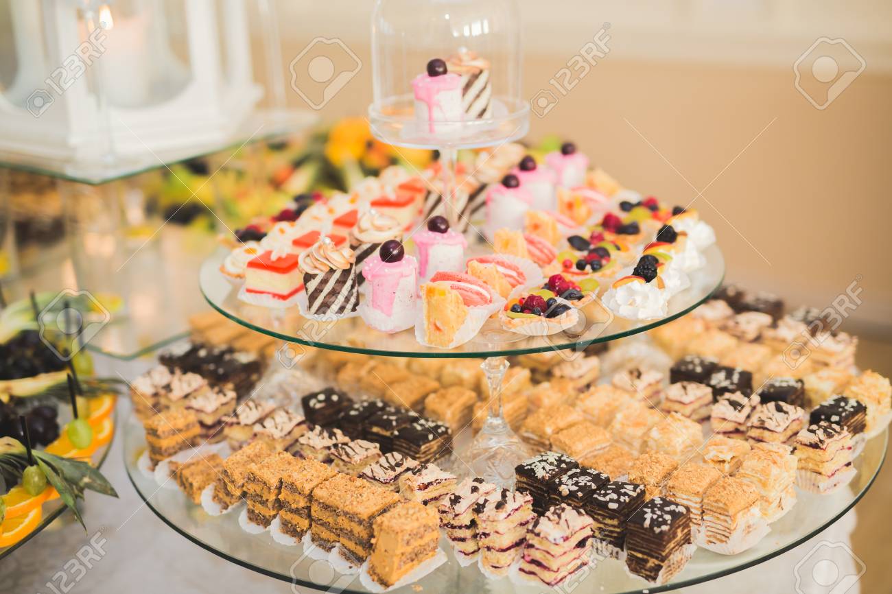 結婚式お菓子の美味しいお菓子 デザート ビュッフェのカップケーキ の写真素材 画像素材 Image