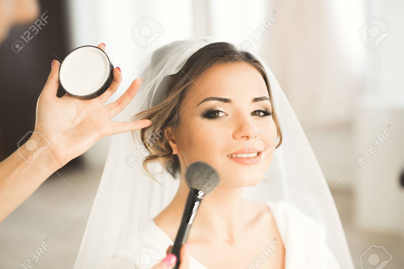 結婚式に花嫁を準備メイクアップアーティスト の写真素材 画像素材 Image 89677509