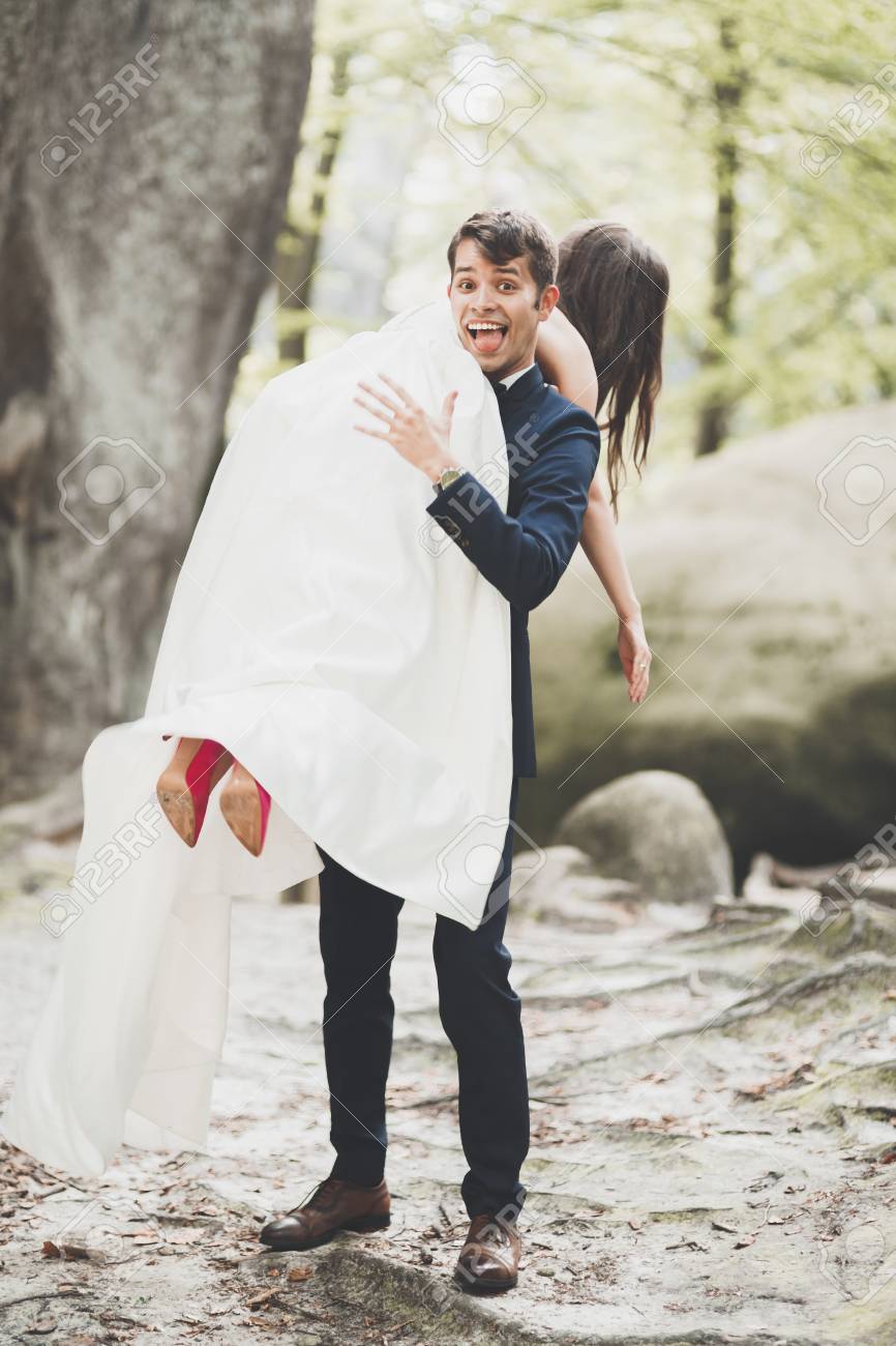 屋外で風船若い面白い幸せな結婚式のカップル の写真素材 画像素材 Image