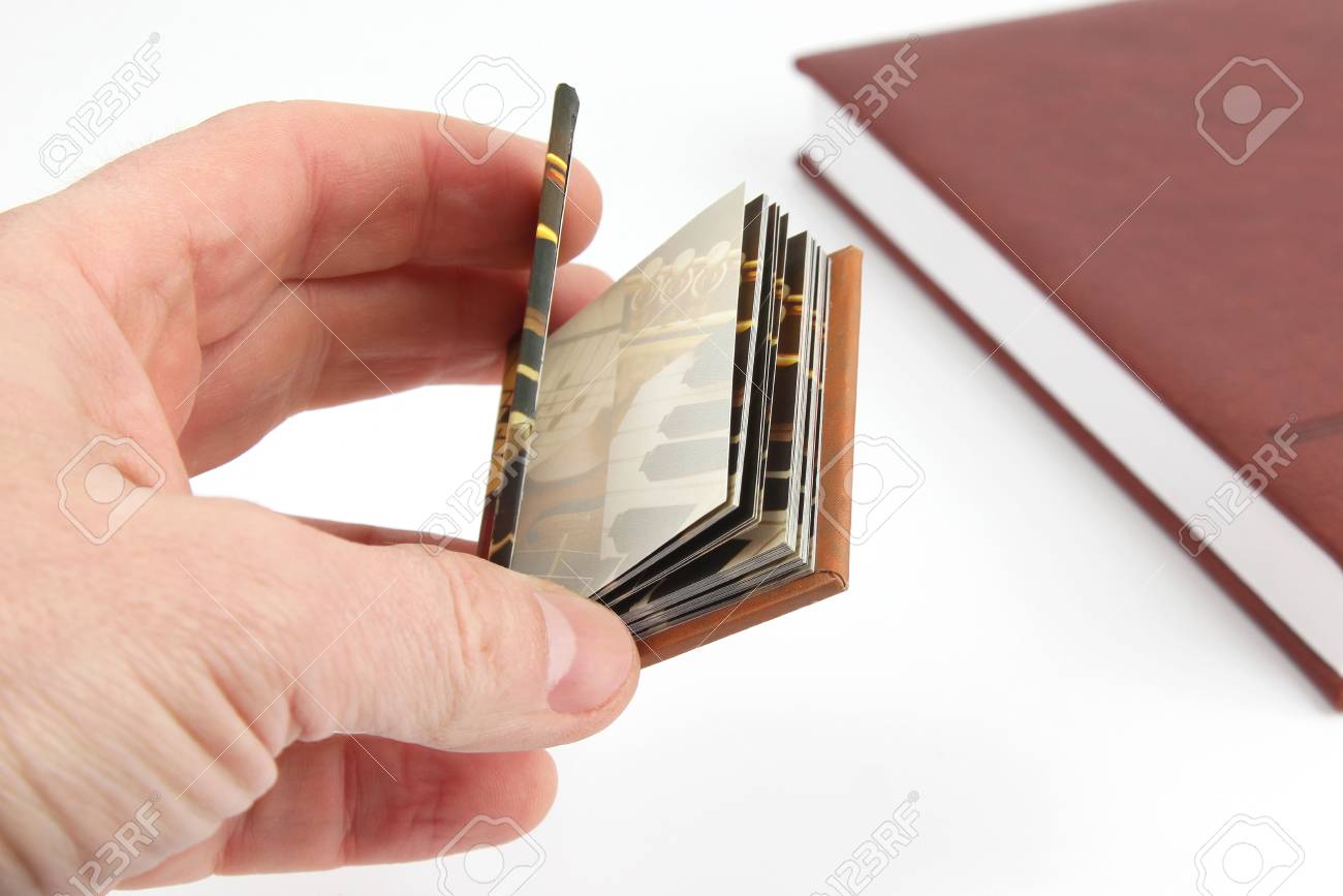 通常の図書の背景に手のミニチュア本 の写真素材 画像素材 Image