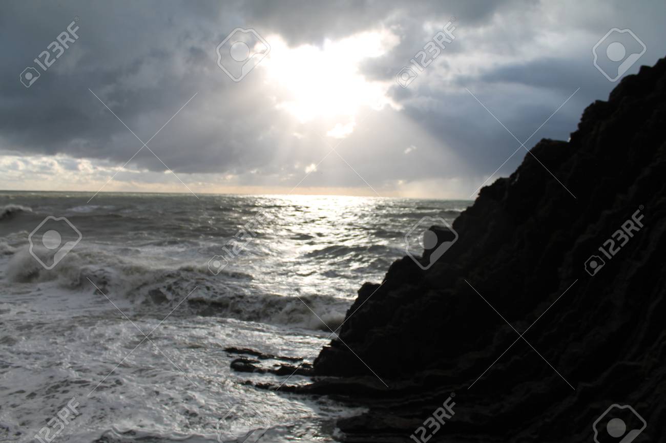 黒い海 キシルエフの岩 の写真素材 画像素材 Image