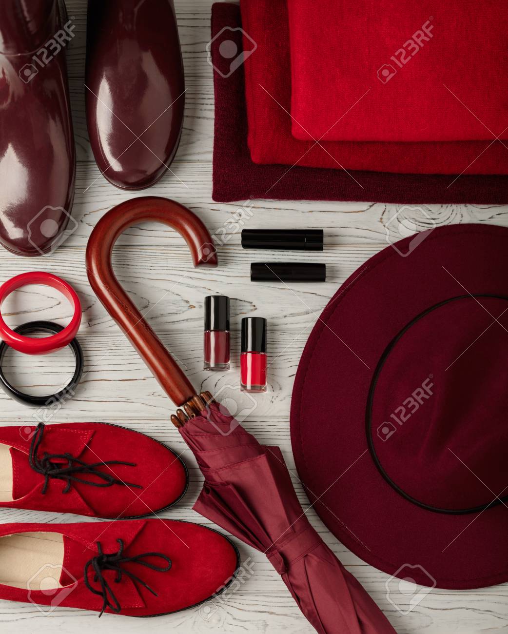 Tendenza moda autunno inverno. Abbigliamento, scarpe e accessori di diverse tonalità di rosso e cremisi. Messa a fuoco selettiva Tendenza moda autunno inverno. Abbigliamento, scarpe e accessori di diverse tonalità di rosso e cremisi. Messa a fuoco selettiva