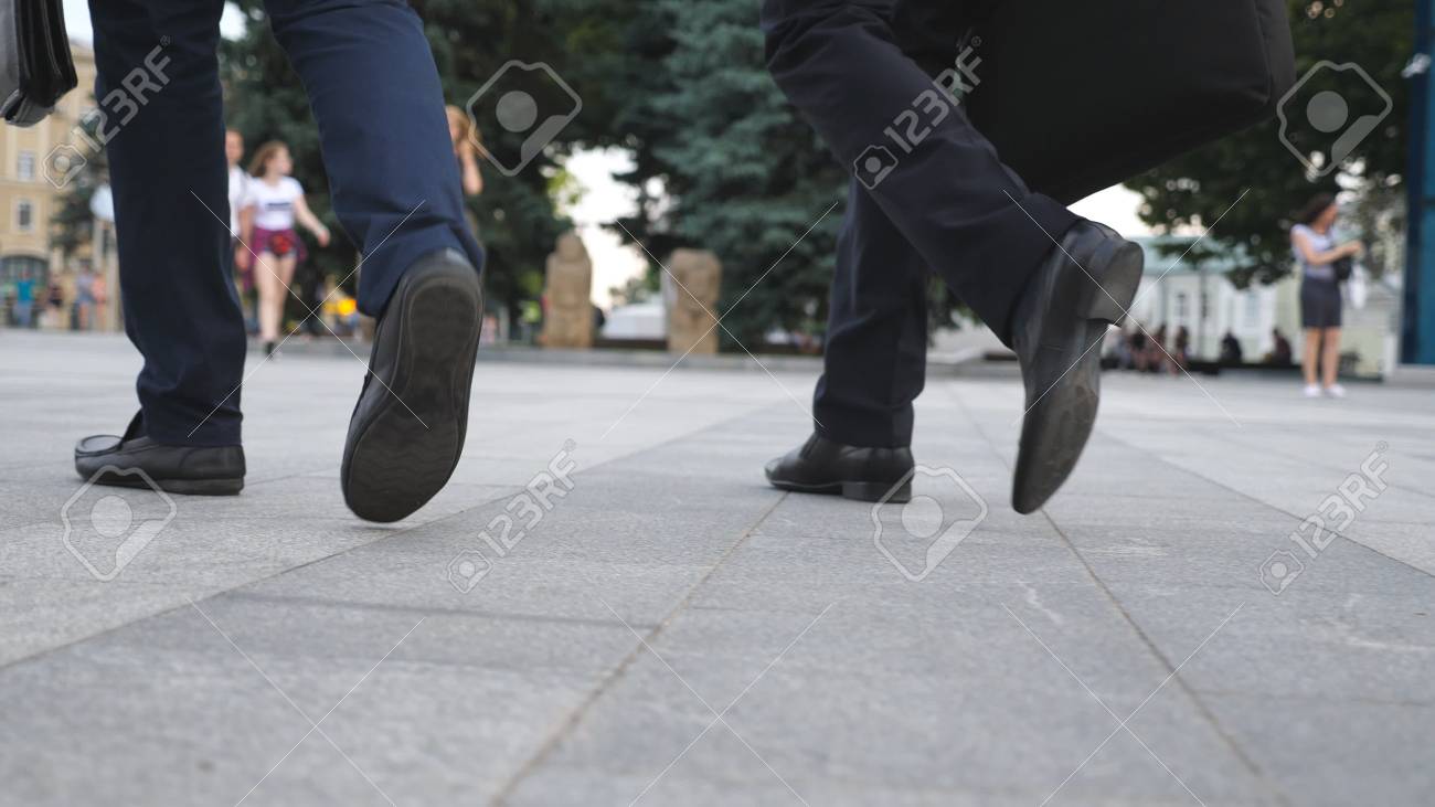 街の通りを歩いている2人のビジネスマンの足 の写真素材 画像素材 Image
