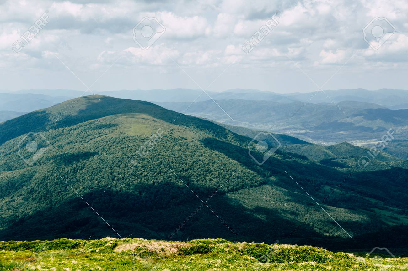 緑の山の景色 夏の色あせた自然な考え方 の写真素材 画像素材 Image 緑の山の景色 夏の色あせた自然な考え方 の写真素材 画像素材 Image