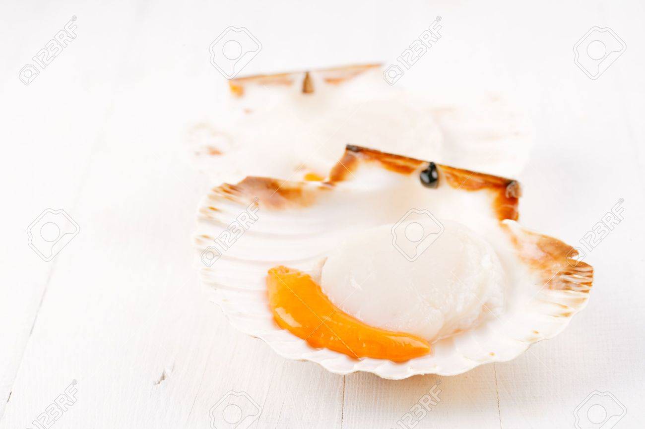 Deux Premieres Ouverte Coquilles Saint Jacques Sur Toile De Fond