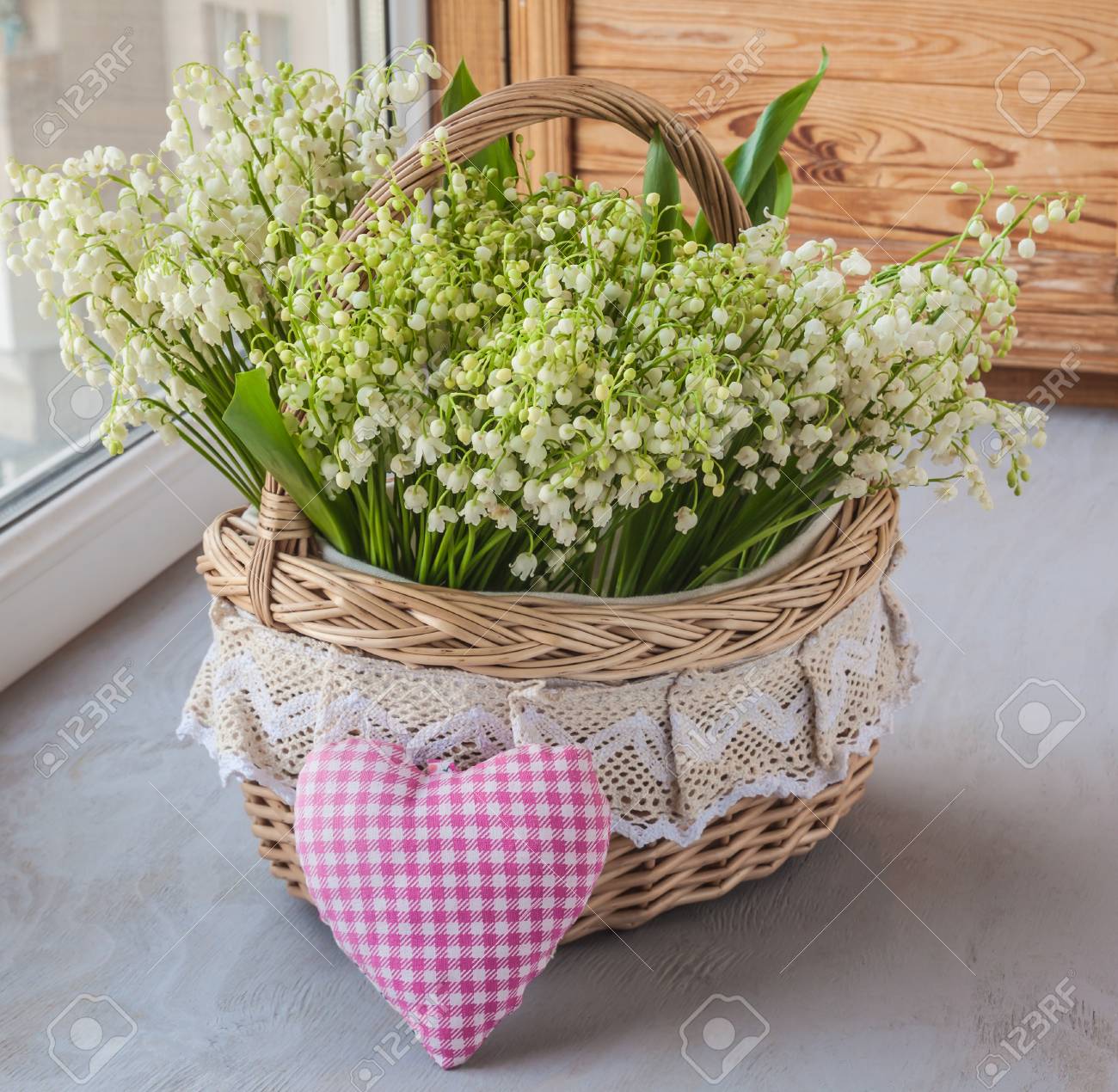 Panier Avec Du Muguet Convallaria Majalis A Cote De Coeur Sur O La Fenetre Banque D Images Et Photos Libres De Droits Image 35593070