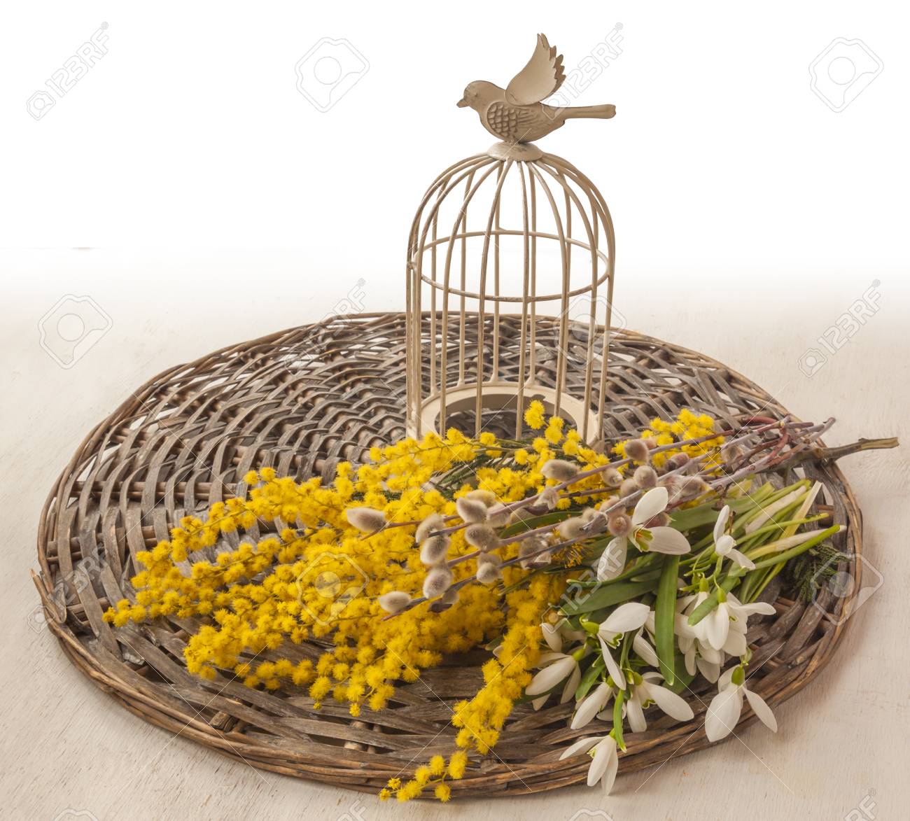 Bouquet De Perce Neige Et De Mimosa Sur Un Cercle Dosier à Côté Dune Cage Décorative Vintage Avec Un Oiseau Produits De Masse
