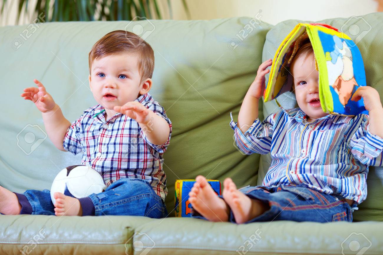 自宅のおもちゃで遊んで 2 人のかわいい赤ちゃん男の子 の写真素材 画像素材 Image