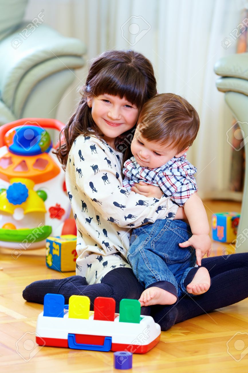 Старшие братья. Дети дошкольники. Мальчик с сестрой. Забота о младших. Старшая сестра.