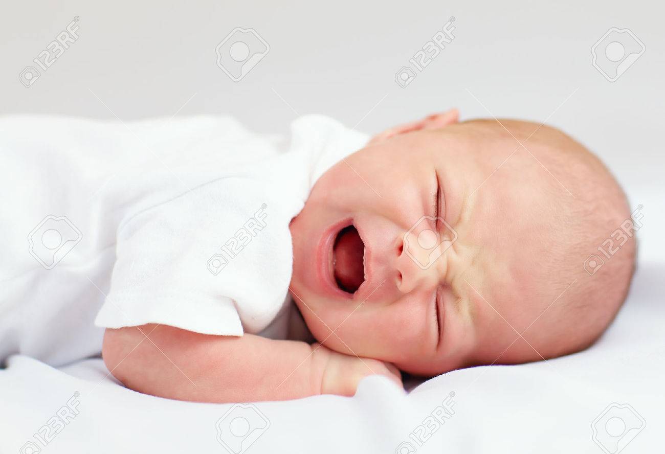 newborn baby crying because of cramps - 30733430 newborn baby crying because of cramps - 30733430