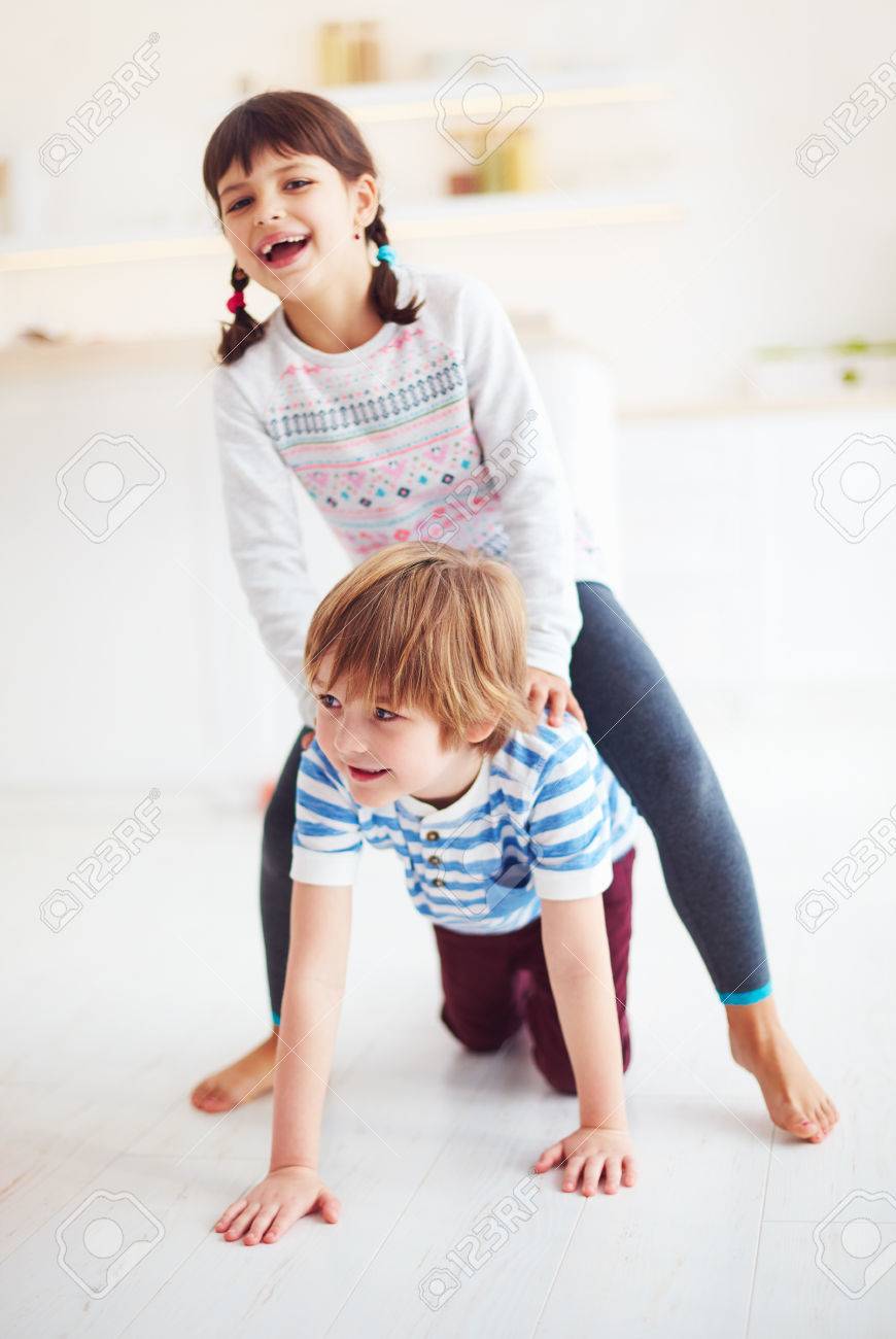 自宅の背中に乗って 楽しんで幸せな興奮の子供 の写真素材 画像素材 Image