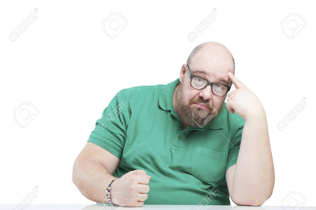 Lustiger Mann hält seinen Kopf und seine Faust auf den Tisch schlagen. Studio Fotografie auf einem weißen Hintergrund. Lustiger Mann hält seinen Kopf und seine Faust auf den Tisch schlagen. Studio Fotografie auf einem weißen Hintergrund.