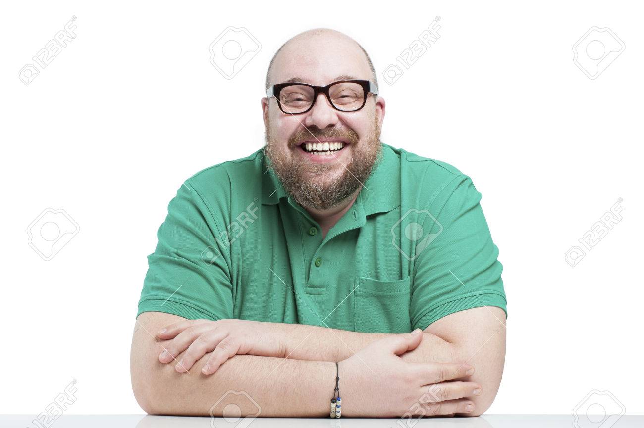 Lustiger Mann hält seinen Kopf und seine Faust auf den Tisch schlagen. Studio Fotografie auf einem weißen Hintergrund. Lustiger Mann hält seinen Kopf und seine Faust auf den Tisch schlagen. Studio Fotografie auf einem weißen Hintergrund.