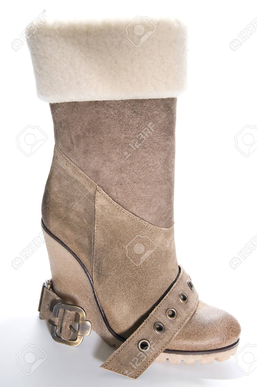 Botas De Ante De Color Beige De La Mujer En Un Alto única Botas De Ante De Color Beige De La Mujer En Un Alto única