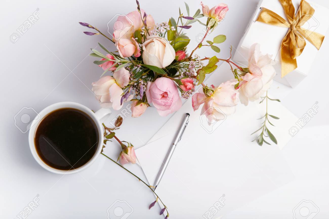 フラット置く手紙のショットとピンクの英語で白い背景に白い封筒が上昇しました 招待状または愛の手紙 誕生日 母親 バレンタイン 女性 結婚式の日の概念 トップ ビュー の写真素材 画像素材 Image