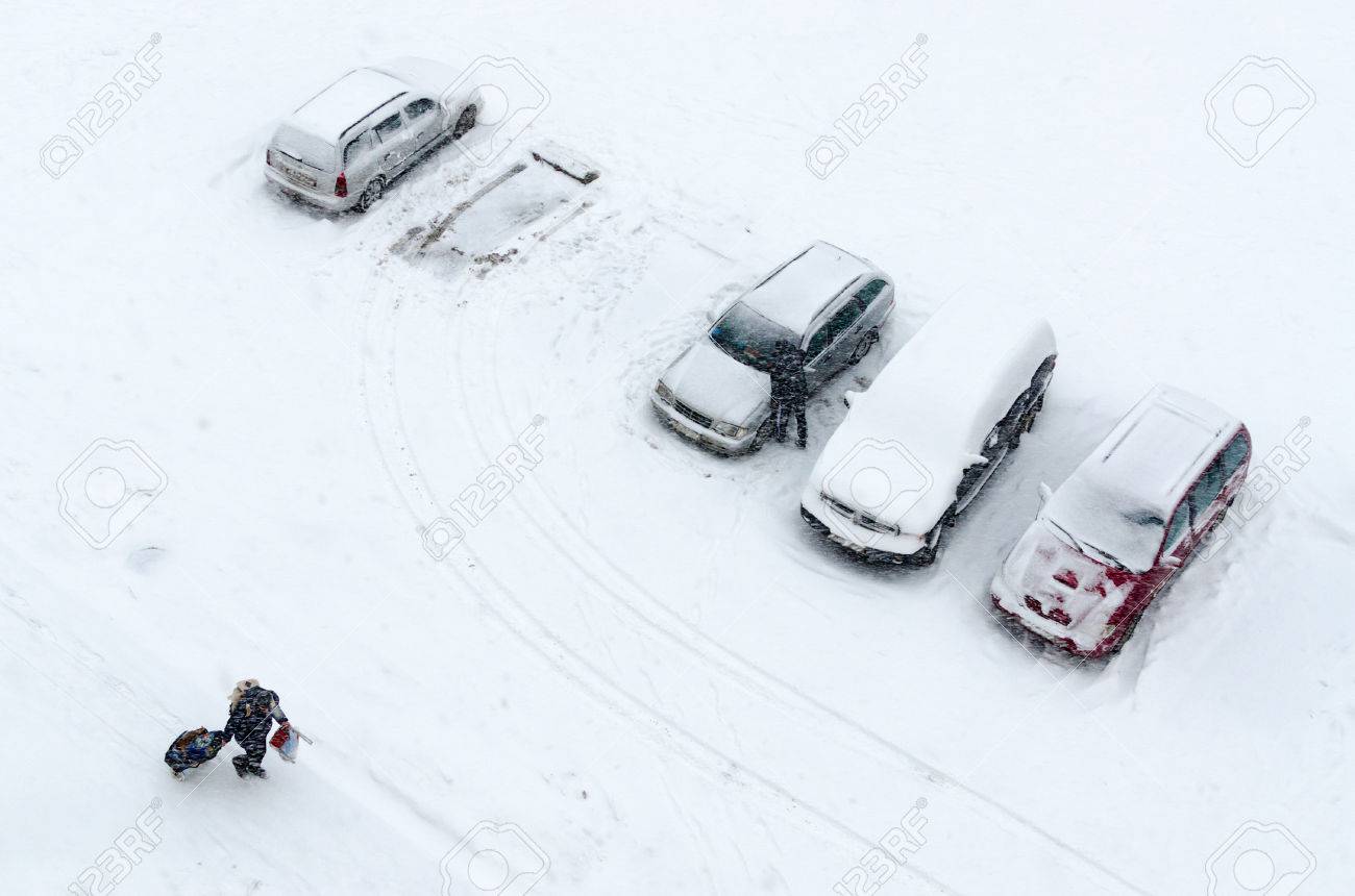 サイクロン アクセル ベラルーシの領土に 大雪の間に中庭で車の上から見る の写真素材 画像素材 Image