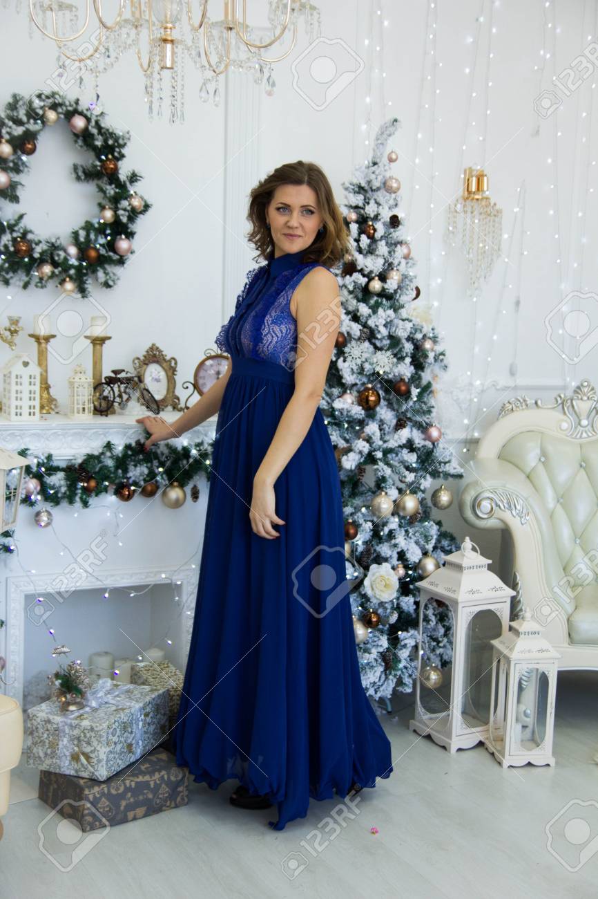 Schone Madchen In Einem Zimmer Des Neuen Jahres Am Kamin Lizenzfreie Fotos Bilder Und Stock Fotografie Image 66431342