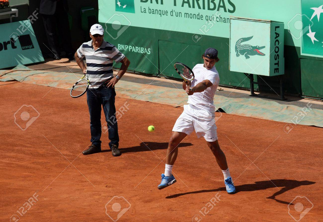彼のコーチのトニー ナダルが全仏オープンでスザンヌ ランランを裁判所に 11 年 5 月 19 日 パリのローランギャロスで時計としてスペイン プラクティスのパリ 5 月 19 日 Rafael ナダル の写真素材 画像素材 Image