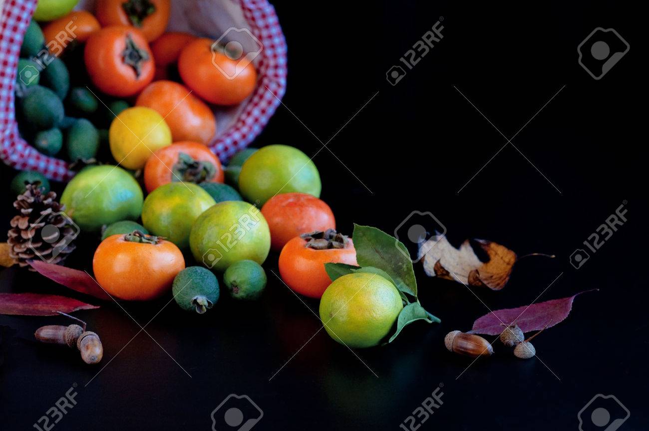 Fruchte Im Korb Persimmons Zitronen Ananas Guave Mit Herbstblattern Zitrone Frisches Obst Persimmon Feijoa Farn Wicker Korb Dunkler Hintergrund Hande Lizenzfreie Fotos Bilder Und Stock Fotografie Image 71554852