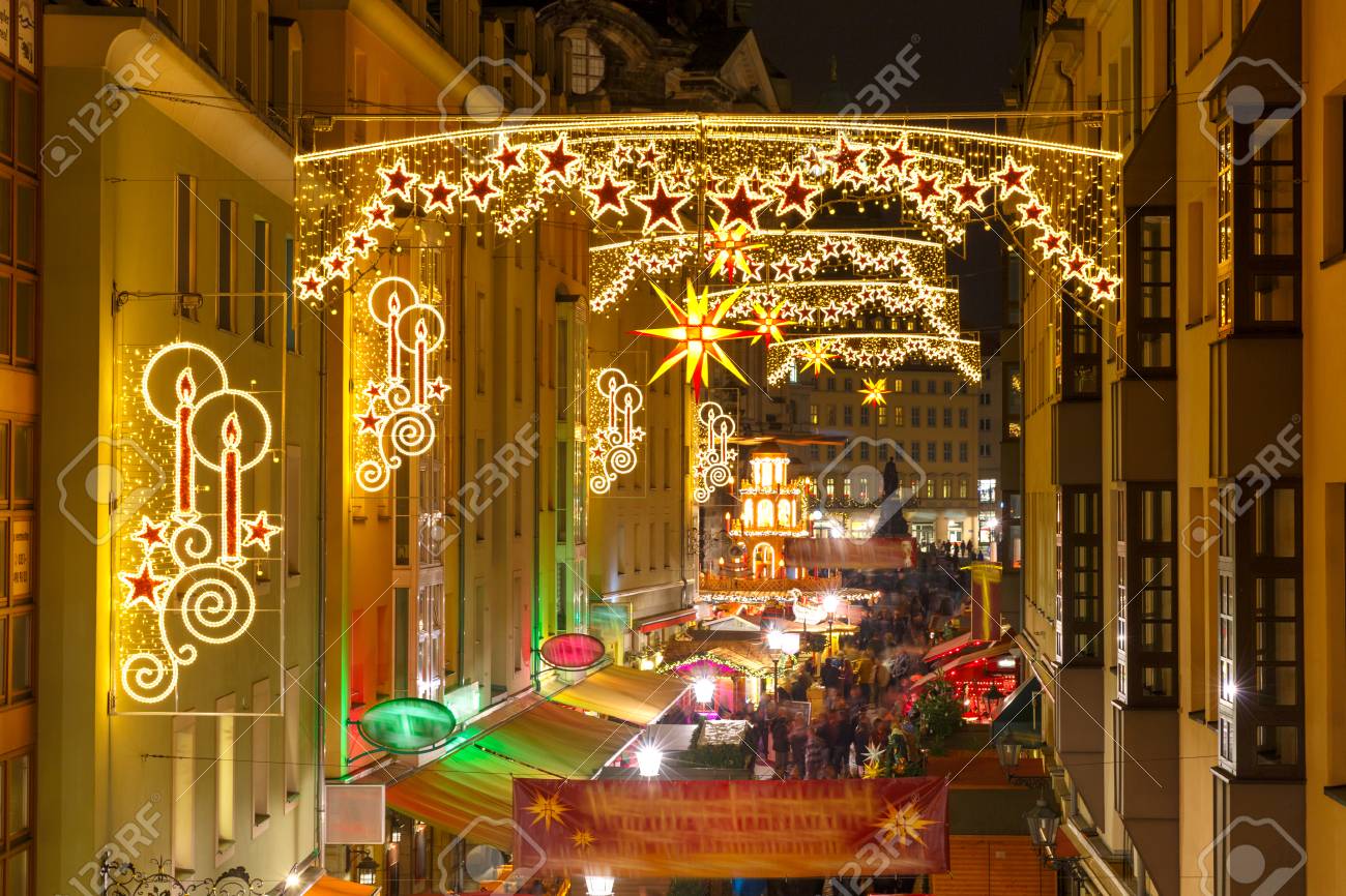 ドレスデン ザクセン ドイツは 内装と照明 夜クリスマス通り の写真素材 画像素材 Image