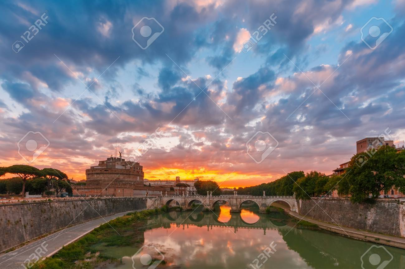 聖天使城 豪華な夜明けの中にローマ イタリアのテヴェレ川の反射と橋 の写真素材 画像素材 Image