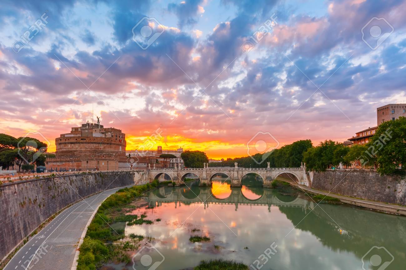 聖天使城 豪華な夜明けの中にローマ イタリアのテヴェレ川の反射と橋 の写真素材 画像素材 Image