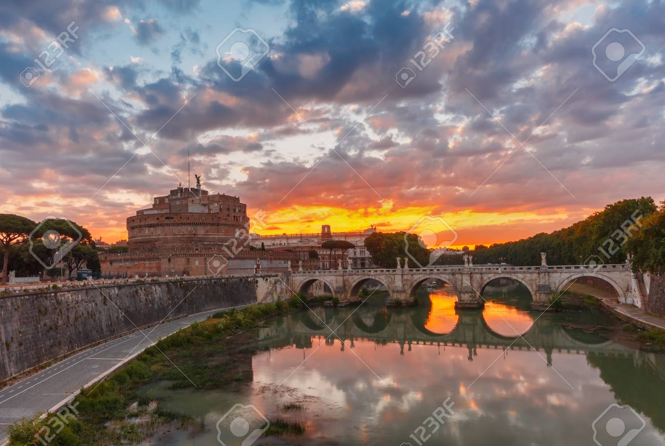 聖天使城 豪華な夜明けの中にローマ イタリアのテヴェレ川の反射と橋 の写真素材 画像素材 Image