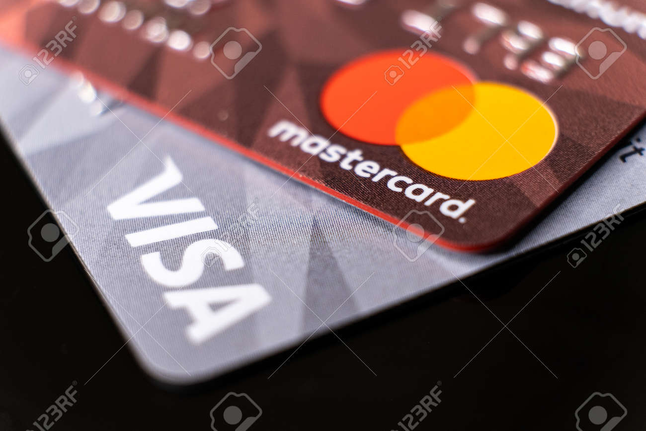 마스터카드 및 비자 플라스틱 전자 신용 카드 매크로가 닫힙니다. 이스탄불, 터키 - 2022년 2월 로열티 무료 사진, 그림, 이미지  그리고 스톡포토그래피. Image 183704591