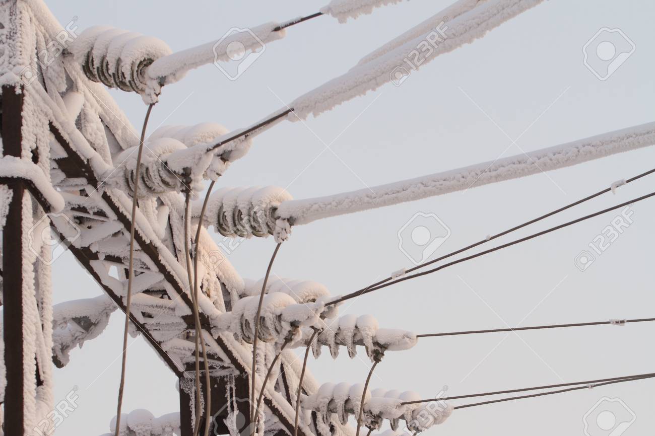 電力線のガラス絶縁体 電気高圧線の絶縁体冬 の写真素材 画像素材 Image