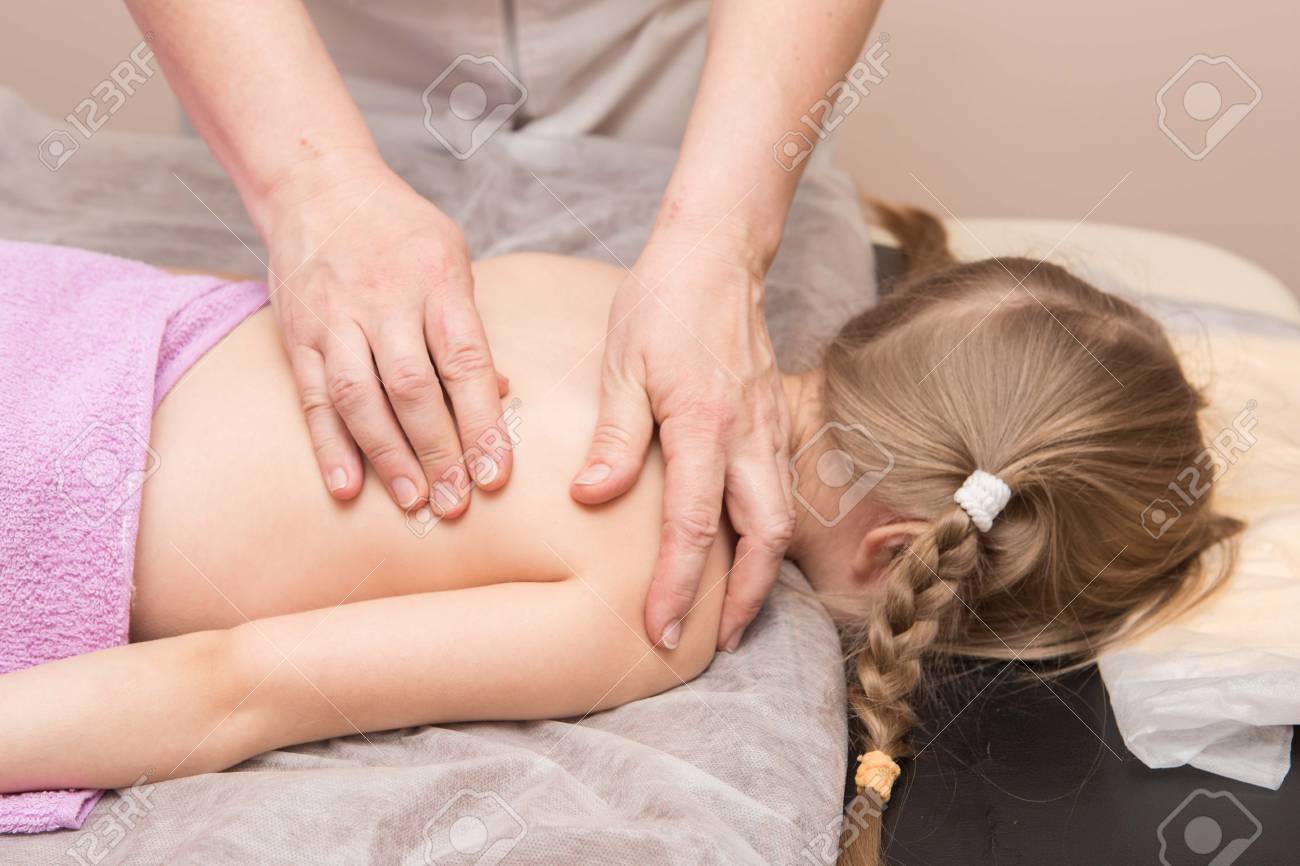 IGOR_ZYRYANOVMasseur Gives The Child A Back Massage