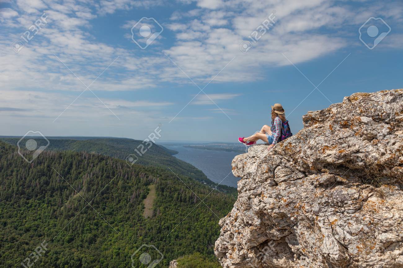 山に座って美しい景色を見る若い女性 の写真素材 画像素材 Image 4523