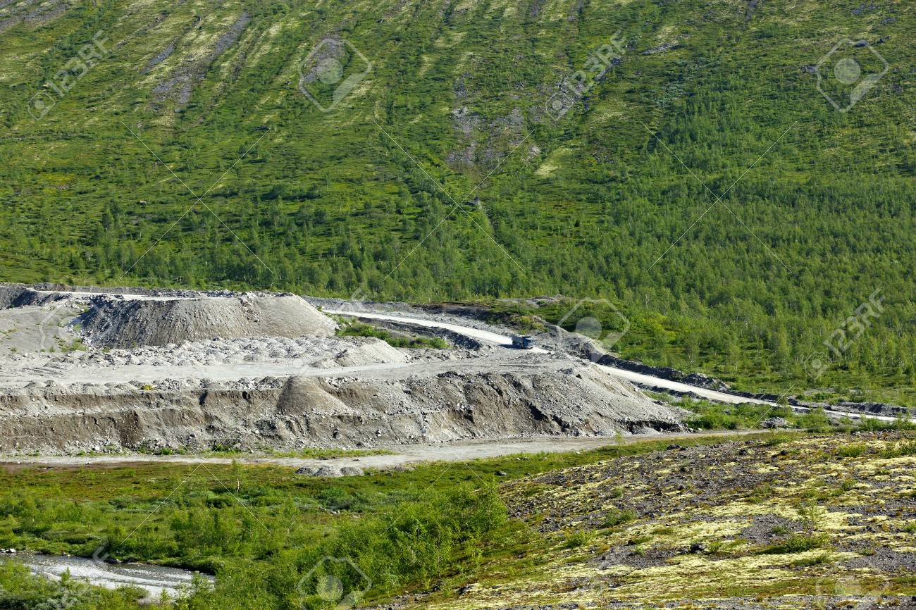 On which peninsula are the Khibiny mountains On which peninsula are the Khibiny mountains